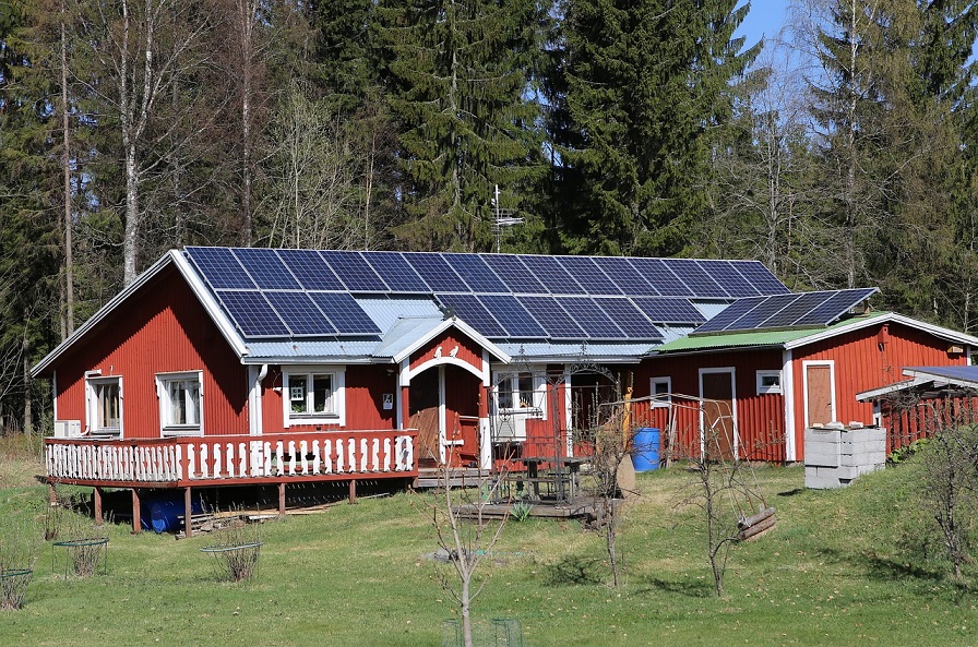maison foret panneaux solaires toit