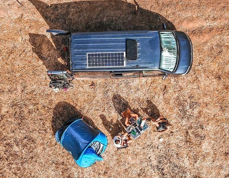 Vehicule amenage panneau solaire appareils multimedia montagne aventure