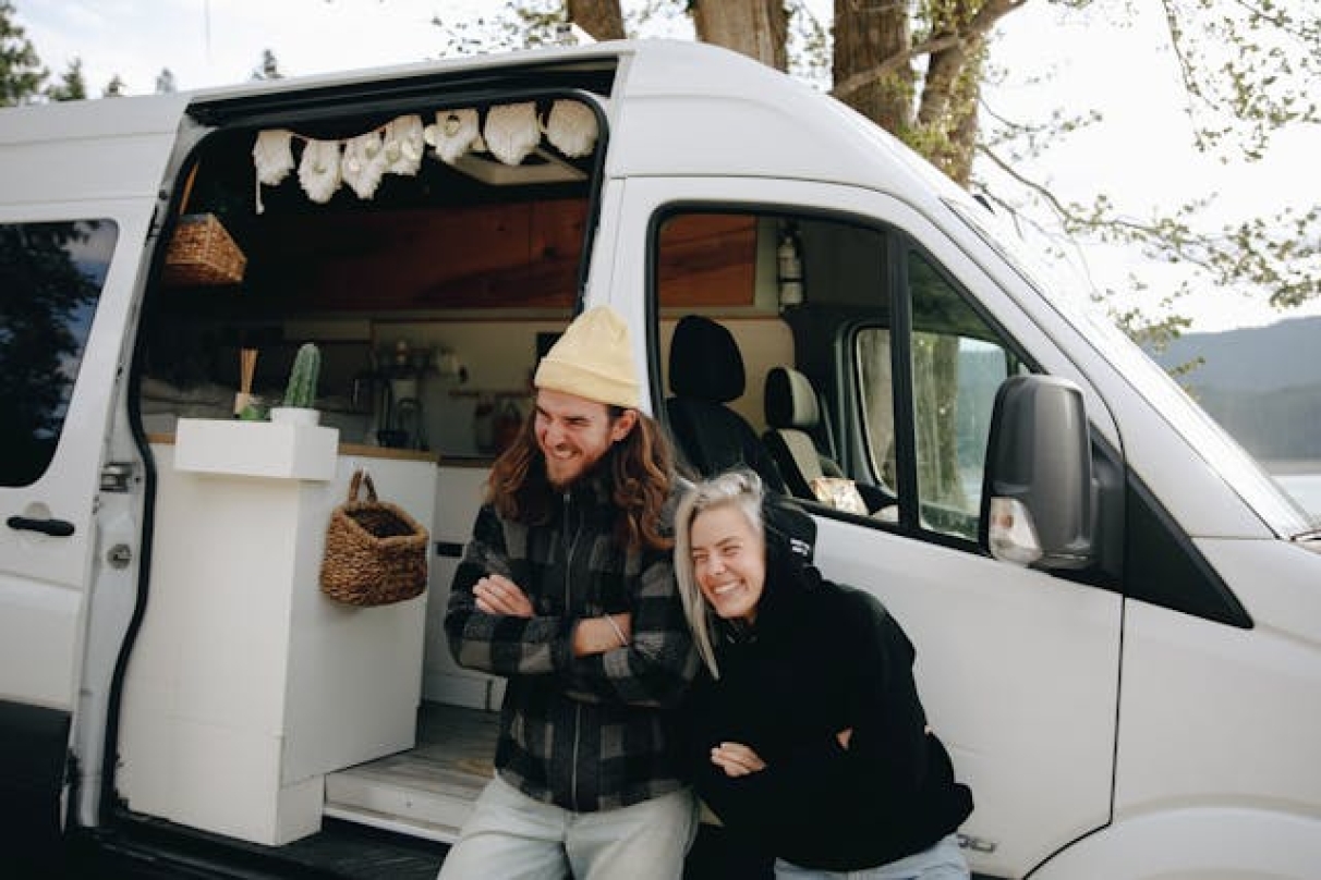 Vanlife en couple : un nouveau mode de vie et de voyage à découvrir sur les réseaux sociaux